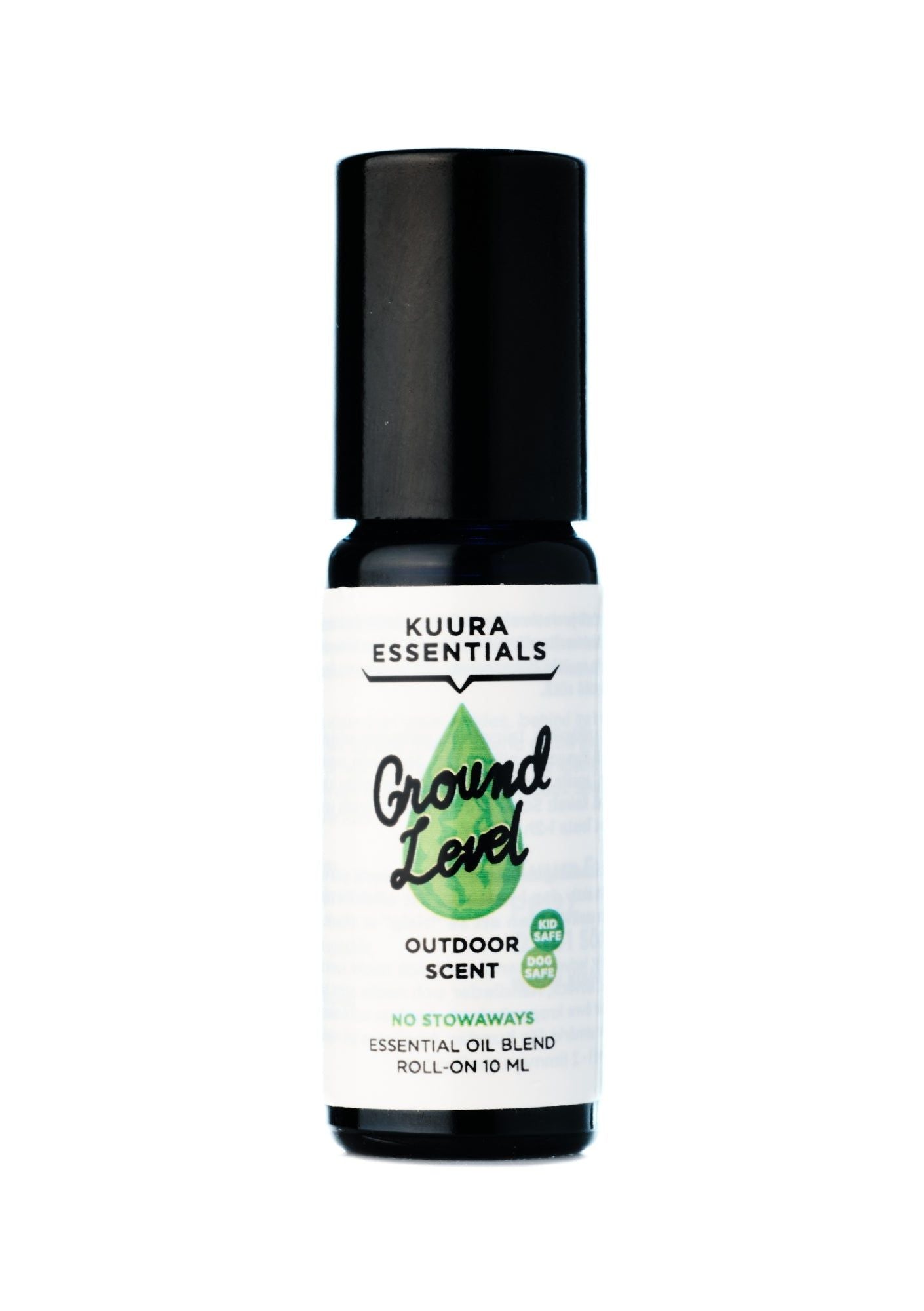 Kuura Essentials Ground Level; musta roll-on-pullo tekstillä "KUURA ESSENTIALS Ground Level Outdoor Scent Essential Oil Blend Roll-On 10 mL", vihreitä vuorikuvituksia ja maanläheisiä sävyjä, lisäksi pientä lisätekstiä alla; etiketissä groteskikirjasin isoin kirjaimin brändinimelle ja tuotenimelle; pullo mattapinnalla sylinterinmuotoisena pyöreällä mustalla korkilla; pelkistetty tausta, ei ihmisiä kuvassa.