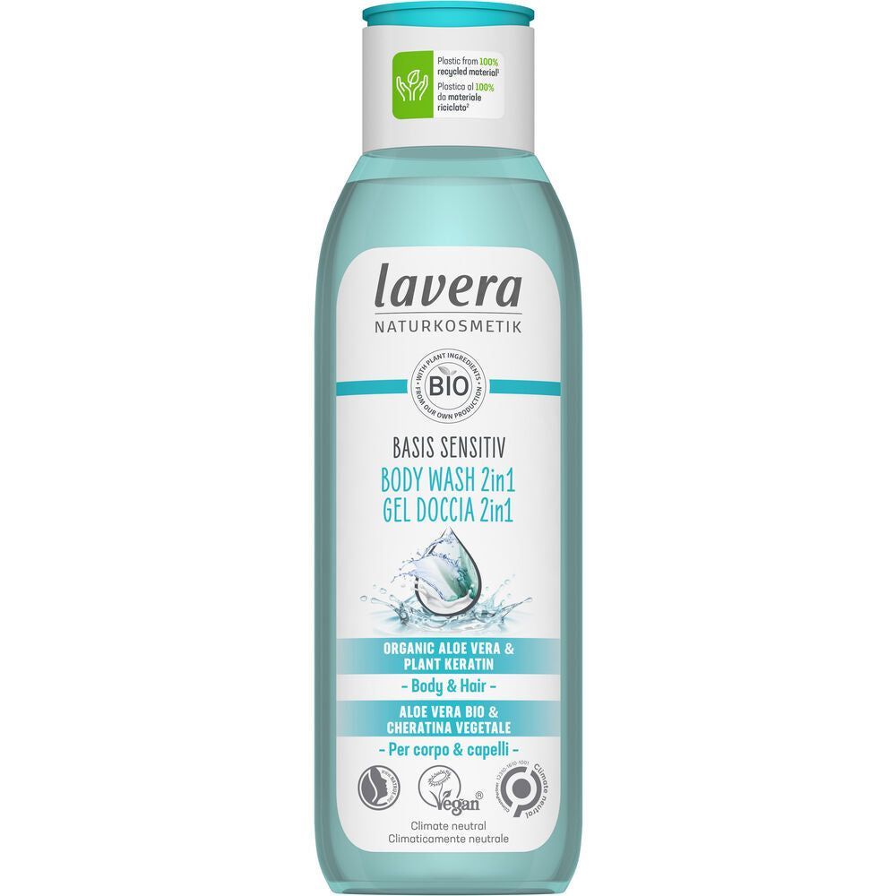 Lavera Basis Sensitiv Body Wash 2in1; pullo vartalolle ja hiuksille tarkoitetulle suihkusaippualle, sisältää luomualoe veraa ja kasviperäistä keratiinia; pakkaus pääosin vaaleansininen ja valkoinen mattapinnalla; vegaani- ja ilmastoneutraaliussertifiointimerkit etusivulla; groteskitypografia, tuoteväitteet lihavoituna; valkoinen tausta, ei ihmisiä tai tarvikkeita.