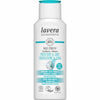 Lavera Basis Sensitiv Moisture & Care Hoitoaine -pullo normaalille ja kuivalle hiukselle, valkoinen mattapintainen pullo pyöristetyin reunoin; etusivun etiketissä teksti luomualoevera- ja jojobaöljystä, vegaanisuudesta, luomustatuksesta ja hiilineutraaliudesta sinisellä ja mustalla groteskikirjasimella; ei ihmisiä tai käsiä näkyvissä; tausta neutraali yksinkertaisella valaistuksella.