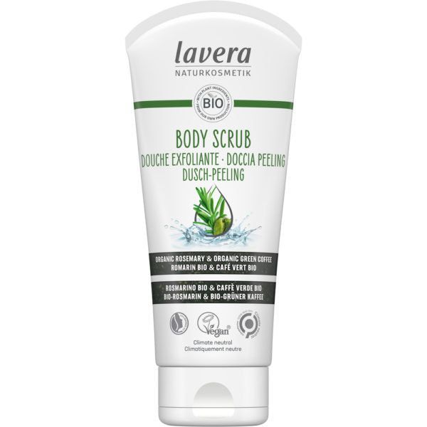 Lavera Body Scrub; valkoinen tuubi Lavera-vartalokuorinnalle vihreällä tekstillä sekä rosmariini- ja kahvipapukuvin, merkitty luomuksi, vegaaniksi ja ilmastoneutraaliksi, monikielinen tuotetieto; tuubi mattapintainen ja pyöristetyin reunoin, vihreä groteskifontti useimmassa tekstissä; tuubi pystyssä vaaleaa taustaa vasten, ei ihmisiä tai käsiä.