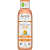 Lavera Body Wash Revitalising; pullo Lavera Naturkosmetik Revitalising Body Wash -suihkusaippualle luomuappelsiinilla ja mintulla; muovipullo valkoisella rungolla, vihreällä läpälkorkilla ja puolikiiltävällä pinnalla; etusivulla appelsiiniviipale- ja minttulehtikuva; teksti kertoo ihon suojaamisesta, vegaanisuudesta ja ilmastoneutraaliudesta; ei ihmisiä tai käsiä, valkoinen tausta.