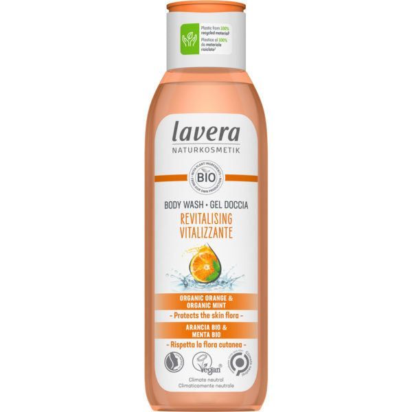 Lavera Body Wash Revitalising; pullo Lavera Naturkosmetik Revitalising Body Wash -suihkusaippualle luomuappelsiinilla ja mintulla; muovipullo valkoisella rungolla, vihreällä läpälkorkilla ja puolikiiltävällä pinnalla; etusivulla appelsiiniviipale- ja minttulehtikuva; teksti kertoo ihon suojaamisesta, vegaanisuudesta ja ilmastoneutraaliudesta; ei ihmisiä tai käsiä, valkoinen tausta.