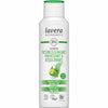 Valkoinen Lavera Freshness & Balance Shampoo -pullo vihreällä etiketillä, jossa minttulehti ja lime; pullossa ympäristöystävällisyys- ja vegaanisertifikaattimerkinnät; pinta mattamuovia, suorakaiteen muotoinen pyöristetyin reunoin, päällä yhteensopiva vihreä läppäkorkki; etikettitekstissä tuotenimi lihavoidulla groteskikirjasimella; kuva edestäpäin vaaleaa taustaa vasten, ei ihmisiä tai käsiä näkyvissä.