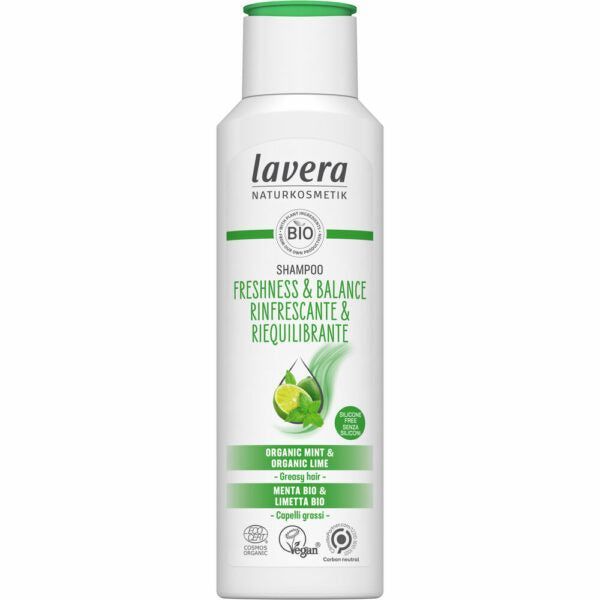 Valkoinen Lavera Freshness & Balance Shampoo -pullo vihreällä etiketillä, jossa minttulehti ja lime; pullossa ympäristöystävällisyys- ja vegaanisertifikaattimerkinnät; pinta mattamuovia, suorakaiteen muotoinen pyöristetyin reunoin, päällä yhteensopiva vihreä läppäkorkki; etikettitekstissä tuotenimi lihavoidulla groteskikirjasimella; kuva edestäpäin vaaleaa taustaa vasten, ei ihmisiä tai käsiä näkyvissä.