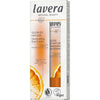 Lavera Glow By Nature Illuminating Eye Cream; rasia Lavera Glow by Nature Illuminating Eye Cream -silmänympärysvoidetta C-vitamiinilla, luomukofeiinilla ja vegaanisin ainesosin; pakkaus suorakulmainen, pääosin valkoinen mattapinnalla ja lihavoiduin oranssein osioin; appelsiiniviipalekuva näkyvissä etupuolella; sertifioidut luomulogot esillä; groteskikirjasin eri lihavuuksin; ei ihmisiä tai käsiä, neutraali studiotausta.