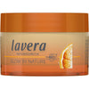 Lavera Glow By Nature Vitamin C 3in1 Cream; pyöreä oranssi muovipurkki yhteensopivalla kannella, kiiltävä pinta ja kompakti muoto; etiketissä lukee ”Lavera Naturkosmetik Glow by Nature”, osittainen kuva appelsiiniviipaleesta ja teksti ”Mit Bio” sekä vitamiinitietoja selkeällä groteskikirjasimella; vaalea tausta, ei ihmisiä tai esineitä; tavanomainen tuotekuva.