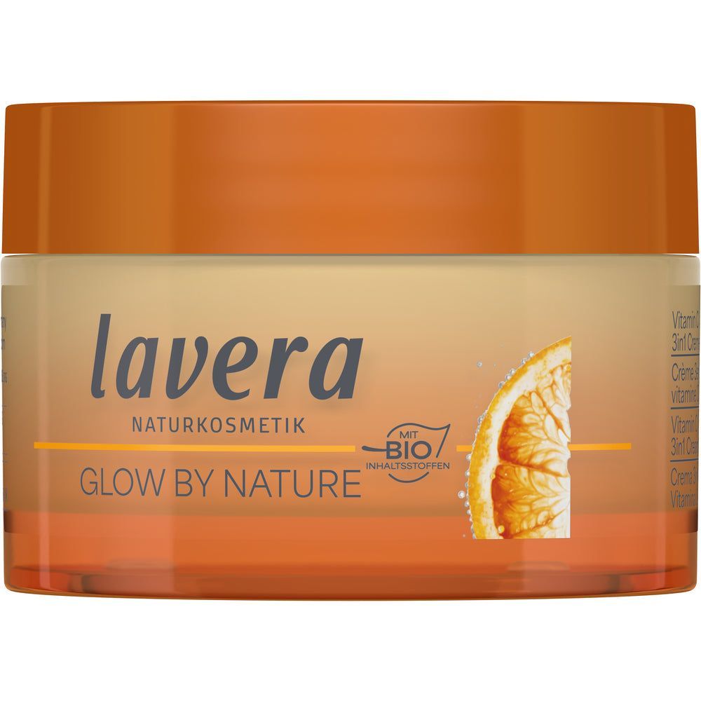 Lavera Glow By Nature Vitamin C 3in1 Cream; pyöreä oranssi muovipurkki yhteensopivalla kannella, kiiltävä pinta ja kompakti muoto; etiketissä lukee ”Lavera Naturkosmetik Glow by Nature”, osittainen kuva appelsiiniviipaleesta ja teksti ”Mit Bio” sekä vitamiinitietoja selkeällä groteskikirjasimella; vaalea tausta, ei ihmisiä tai esineitä; tavanomainen tuotekuva.