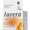 Lavera Glow By Nature Vitamin C 3in1 Cream; rasia Lavera Natural Beauty Glow by Nature Vitamin C 3in1 Cream -voidetta viipaloidulla appelsiinikuvalla etupuolella; rasia suorakulmainen mattapinnalla, pääosin valkoinen ja oranssi; vegaani- ja sertifiointisymbolit näkyvissä; groteskikirjasin mustana ja oranssina kertoo kosteutus- ja luonnollisen hehkun hyödyistä C-vitamiinilla; ei ihmisiä tai käsiä, keskikokoinen tuotekuva.