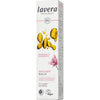 Lavera Indulgent Vartaloöljy; rasia Lavera Indulgent Body Oil -tuotetta luomumanteliöljyllä ja magnolian kukilla; pakkauksessa keltaisia öljypisaroita ja vaaleanpunainen kukka sekä vegaani-, eläinkokeeton- ja luomusertifiointimerkkejä; rasia suorakaiteen muotoinen mattapinnalla, pääosin valkoinen keltaisin ja vaaleanpunaisin elementein; tikkukirjasinta näkyvässä tuotenimessä ja ainesosatekstissä; ei ihmisiä tai käsiä kuvassa; tausta tasainen valkoinen studiotuotekuvatyylisesti.