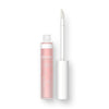 Lavera Juicy Lips Oil Huuliöljy; vaaleanpunainen lieriön muotoinen Lavera Juicy Lips Oil -tuubi, korkki irrotettuna näyttäen valkoisen levitinvarren; pakkaus kiiltäväpintainen valkoisin sans-serif-tekstein ja kukkakuvituksin etiketissä; luettavissa maininta ravitsevasta koostumuksesta; tausta pelkistetty ja siisti; ei ihmisiä tai käsiä kuvassa.