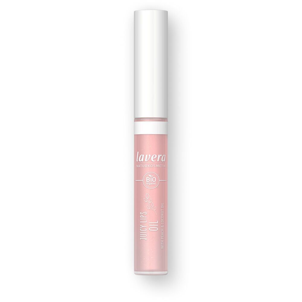 Lavera Juicy Lips Oil Huuliöljy; vaaleanpunainen tuubi Lavera Juicy Lips Oil -huuliöljylle kiiltäväpinnalla ja valkoisella muovikorkilla, keskitettynä yksiväriselle valkoiselle taustalle; lieriön muotoinen pakkaus näyttää Lavera-logon ja tuotetiedot pienellä modernilla valkoisella tekstillä; ei ihmisiä tai muita esineitä kuvassa; etiketti kertoo ravitsevasta koostumuksesta.