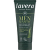 Lavera Men Sensitiv 3in1 Shower Gel; tuubi Lavera Men Sensitiv 3in1 Shower Gel -suihkugeeliä luomualoeveralla ja bambulla, tarkoitettu vartalolle, kasvoille ja hiuksille; pakkaus tummanvihreä muovinen puristustuubi valkoisella läppäkorkilla, matta pinta ja pyöristetyt reunat; etikettiteksti pääosin valkoinen keltaisin korostuksin lihavoidulla groteskikirjasimella; ei ihmisiä tai käsiä, valkoinen tausta.
