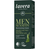 Lavera Men Sensitiv Moisturising Cream; tummanvihreä rasia Lavera Men Sensitiv Moisturising Cream -kosteusvoidetta, kuva aloeverasta ja teksti korostaa luomualoeveraa, hyaluronihappoa, vegaanista koostumusta, bio-sertifiointia ja hyötyjä kuten lisätty kosteus ja nopea imeytyminen; rasia suorakulmainen mattapinnalla; brändinimi lihavoidulla valkoisella groteskikirjasimella yläosassa; ei käsiä tai ihmisiä, tuote tasaisella taustalla.