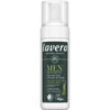 Lavera Men Sensitiv Shaving Foam; Lavera Men Sensitiv Shaving Foam -pullo valkoisella yläosalla ja tummanvihreällä etiketillä, sisältää luomualoeveraa ja koivua, merkitty vegaaniseksi ja alkoholittomaksi; pullo sylinterin muotoinen muovia mattapinnalla; etiketissä luettava tuotenimi ja vegaani- sekä alkoholittomuuskuvakkeet; ei ihmisiä tai käsiä; tausta tasainen, pystyssä seisova tuotekuva.
