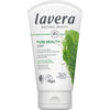 Lavera Pure Beauty 3in1; valkoinen tuubi Lavera Pure Beauty 3-in-1 -pesu-, kuorinta- ja naamiotuotetta; matta valkoinen muovi vihreällä lehtikuvituksella etiketin oikealla puolella; yksinkertainen musta ja vihreä groteskikirjasin, tuotenimi lihavoituna; luettavat tiedot: luonnollinen salisyylihappo, luomuminttu, vegaaninen koostumus, epäpuhtaalle ja yhdistelmäiholle; tausta tasainen, ei ihmisiä tai käsiä.