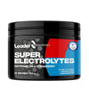 Leader Performance Super Electrolytes Watermelon & Strawberry; musta muoviastia mattapinnalla ja lieriömäisellä muodolla, painettu etiketti suurella groteskitekstillä; etiketissä ”Leader Performance Super Electrolytes Watermelon & Strawberry, 66 servings, 200g” sekä sinisiä, punaisia ja mustia värilohkoja; etusivulla näkyvissä Suomen olympiajoukkueen logo; tausta tasainen, ei ihmisiä tai esineitä näkyvissä.