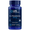 Life Extension D, L-Phenylalanine Capsules; sininen muovipullo lieriömäisellä muodolla ja kiiltäväpinnalla, tummansininen kansi; valkoisessa etiketissä groteskitekstiä: Life Extension D, L-Phenylalanine 500 mg, sisältää 100 kasvipohjaista kapselia, gluteeniton ja ei-geenimuunneltu, tukee positiivista mielialaa; tausta yksinkertainen ja tasaisesti valaistu, ei ihmisiä tai käsiä.