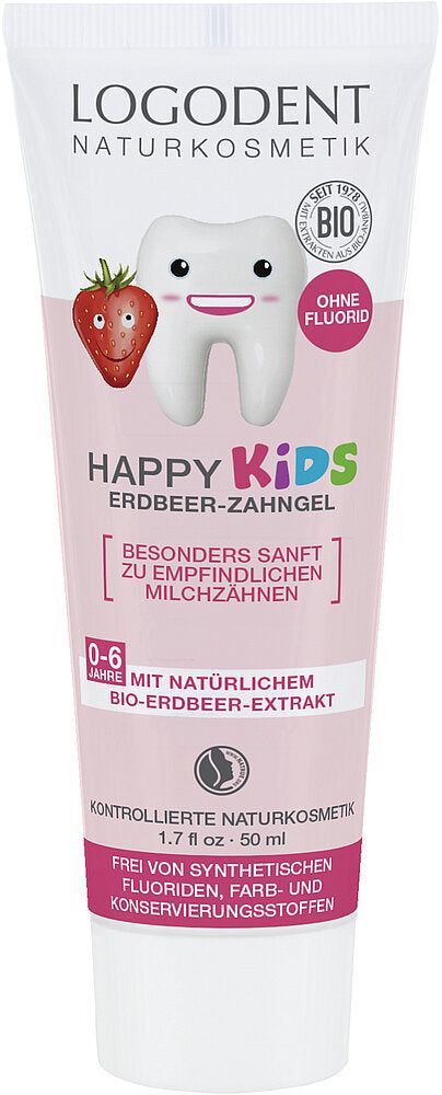 Logona Happy Kids Hammasgeeli Mansikka; tuubi Logodent Naturkosmetik Happy Kids -mansikkahammastahnaa 0–6-vuotiaille; tuubi on valkoinen, yläosassa vaaleanpunainen alue, mattapintainen, painettuna sarjakuvamainen hymyilevä hammas ja punainen mansikka; pääteksti on saksankielinen groteskifontti; korkki on valkoinen ja litteä; tausta vaalea ja yksivärinen, ei ihmisiä tai käsiä kuvassa.