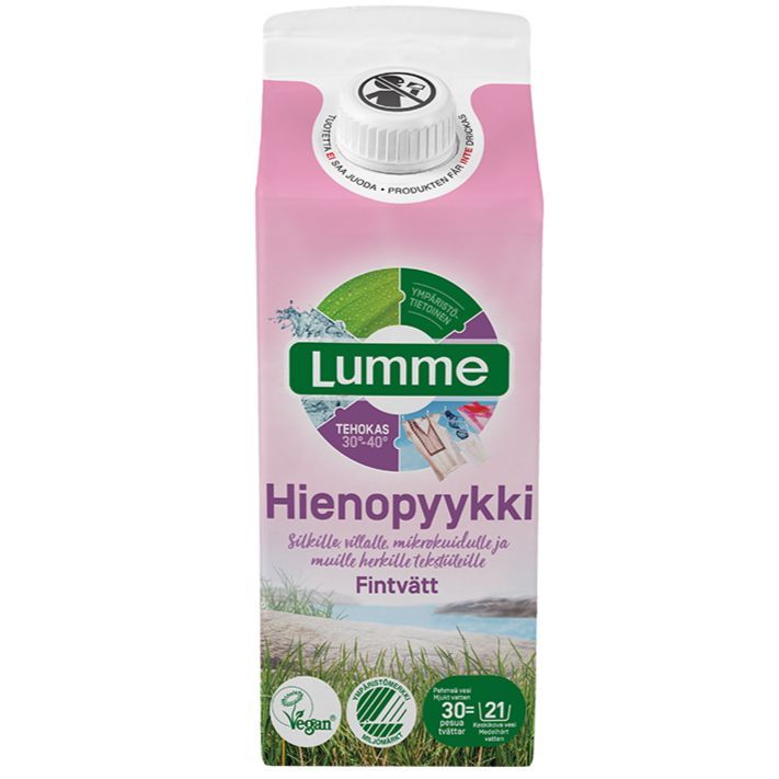 Lumme Hienopyykki; vaaleanpunainen ja valkoinen pakkaus Lumme-pyykinpesuainetta tekstillä ”Hienopyykki”, vegaani- ja ympäristömerkkejä, ruohokuvitusta ja pesulämpötilasuositus 30–40 °C hellävaraiseen hoitoon; pinta mattapintainen selkein painetuin grafiikoin; muoto suorakaiteen muotoinen kaadinkorkilla yläosassa; etikettiteksti siistillä groteskikirjasimella eri kokoina; ei ihmisiä tai käsiä; tausta tasainen.