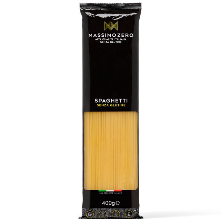 Massimo Zero Gluteeniton Spagetti; 400 g:n pakkaus Massimo Zero -gluteenitonta spagettia, musta ja kultainen etiketti Italian lipulla ja kirkas ikkuna, josta näkyy laadukas pasta; suorakulmainen, muoviin kääritty pakkaus on kiiltäväpintainen; etikettitekstissä merkin nimi lihavalla groteskikirjasimella, myös tuotenimi näkyvissä; tausta valkoinen, ei ihmisiä tai rekvisiittaa näkyvissä; kuva otettu suoraan edestä.