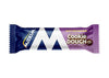Maxim Soft Protein Bar Cookie Dough; keksitaikina-proteiinipatukka suorakulmaisessa sini-violetissa muovipakkauksessa kiiltäväpinnalla; etuosassa lihavoitua groteskitekstiä "No Added Sugar" ja "15g Protein"; tuotenimi näkyy valkoisena tummalla pohjalla; ei ihmisiä tai käsiä näkyvissä; tausta yksivärinen, tuote keskitettynä kuvaan.