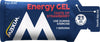 Maxim Energy Gel Strawberry; energiageelipussi mansikan maulla, sininen ulkoasu punaisin ja valkoisin tekstein ilmoittaen käytön liikunnan aikana, 1 annos, 2:1 hiilihydraattisuhde sekä roskaton avausmekanismi; joustava suorakulmainen pussi lovetulla avausreunalla, kiiltäväpintainen, teksti lihavoidulla groteskikirjasimella; vaalea tausta, ei ihmisiä tai esineitä, lähikuva.