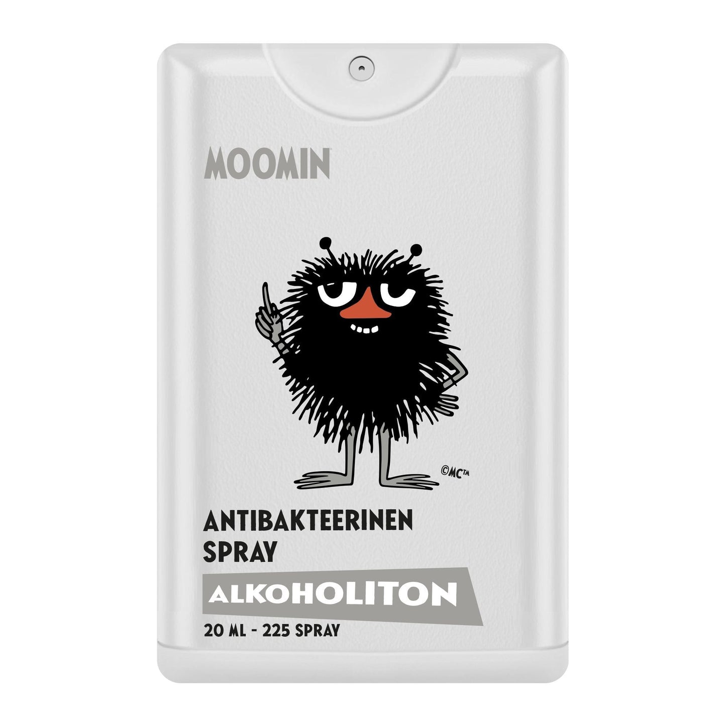 Moomin Alkoholiton Antibakteerinen Käsisuihke; valkoinen suihkepullo mattapinnalla, mustaa pörröistä Muumihahmokuvitusta punaisin silmin ja yksi sormi pystyssä; pullo suorakaiteen muotoinen tasasivuinen, valkoinen muovikorkki; mustaa groteskitekstiä etiketissä: MOOMIN Antibakteerinen Spray Alkoholiton 20 ml – 225 spray; ei ihmisiä tai rekvisiittaa; tausta valkoinen.