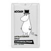 Moomin Alkoholiton Antibakteerinen Käsisuihke; valkoinen mattapintainen lieriömäinen suihkepullo suihkesuuttimella; etuosassa mustaviivainen kuvitus silinterihattua käyttävästä Muumihahmosta; luettava etiketti: MOOMIN Antibakteerinen Spray Alkoholiton 20ml - 225 Spray; yksinkertaista groteskityypografiaa enimmäkseen isoin kirjaimin; vaalea tausta, ei ihmisiä tai käsiä; suoraviivainen tuotekuva.