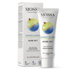 Mossa Acne Act Kosteusvoide; Mossa Acne Act Balancing Moisturiser -tuubi ja mukana tuleva laatikko pystyssä neutraalia taustaa vasten; molemmat valkoisia mattapinnalla; etusivulla realistinen karviaiskuva, yksinkertaista sans-serif-mustaa ja hopeanväristä tekstiä sekä pieniä kuvakkeita vegaanisuudesta, ympäristöystävällisyydestä ja dermatologisesta testauksesta; ei ihmisiä kuvassa.