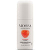 Mossa Fresh Moisture Deodorantti Roll-On; valkoinen muovipullo Mossa Fresh Moisture -deodoranttia, kiiltopinta ja sylinterin muoto pyöristetyin reunoin; etupuolella värikuva mansikasta ja painettua tekstiiä, kuten ”certified skincare”, ”vitamins” ja ”all-day protection”; kirjasin groteski; tausta valkoinen, ei ihmisiä tai käsiä kuvassa.