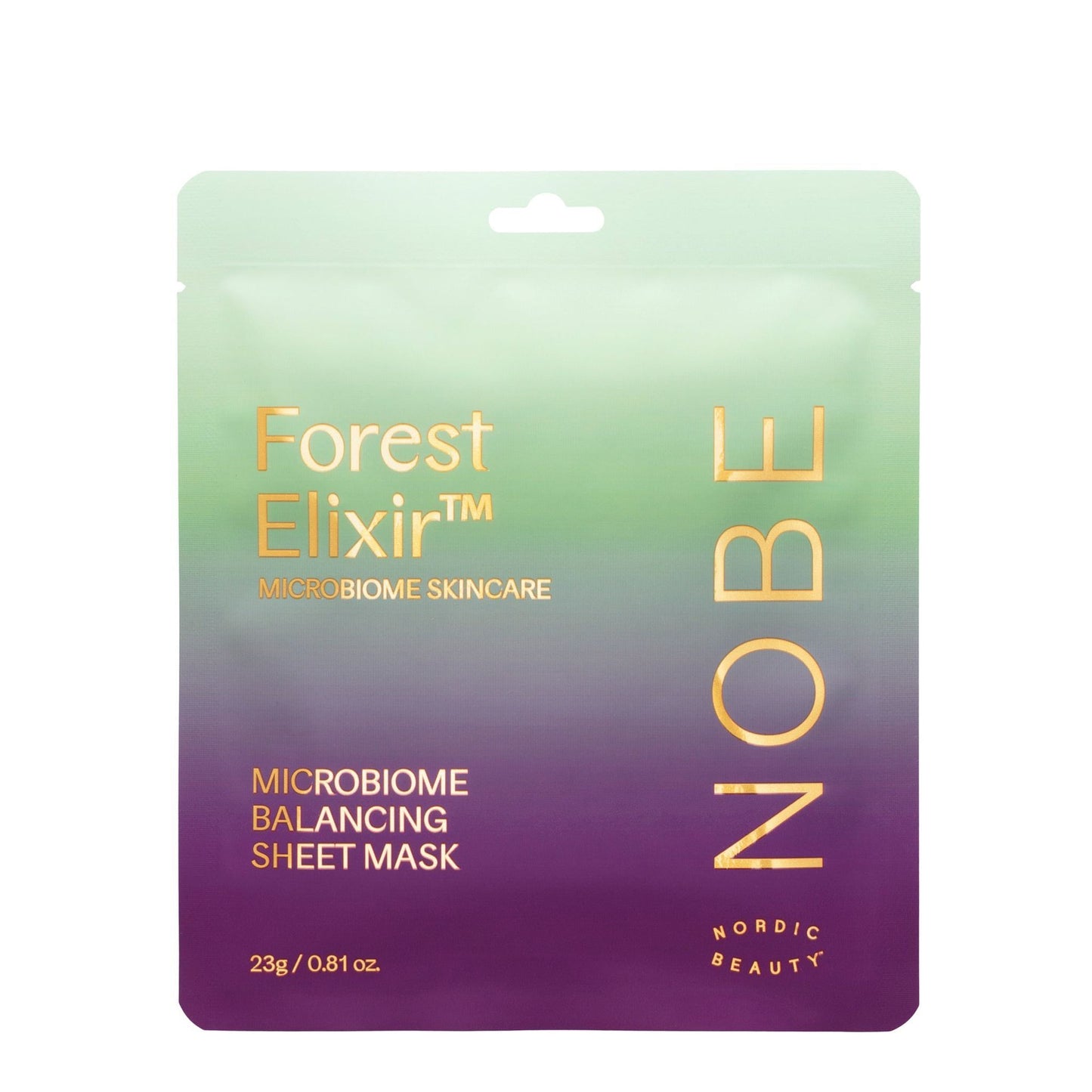 NOBE Forest Elixir® Microbiome Balancing Sheet Mask; pussi tekstillä "Forest Elixir Microbiome Skincare Microbiome Balancing Sheet Mask by NOBE", vihreä-violetti liukuvärinen tausta kultaisin tekstein mikrobiomia tasapainottavista hyödyistä; suorakulmainen kiiltäväpintainen pakkaus; lihavoitu metallinhohtoinen fontti pääotsikossa, pienempi tukiteksti alla; ei ihmisiä tai käsiä, neutraali tausta.