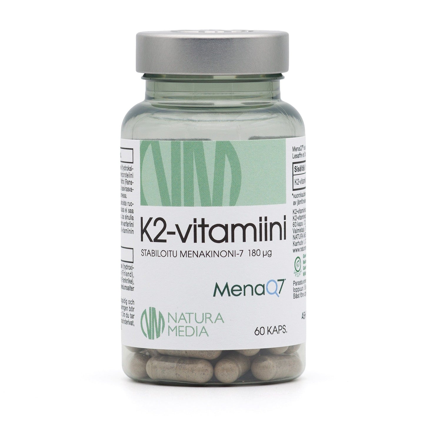 Natura Media K2-vitamiini 180 mikrog: läpinäkyvä sylinterimäinen muovipurkki valkoisella korkilla, kapselit näkyvät selvästi läpi; mattapintainen etiketti on vaaleanvihreä-valkoinen, suomenkielinen groteskiteksti sekä lihavoituja että tavallisia painatuksia, sisältää 60 kapselia; tausta on yksinkertainen, ei ihmisiä tai käsiä kuvassa.