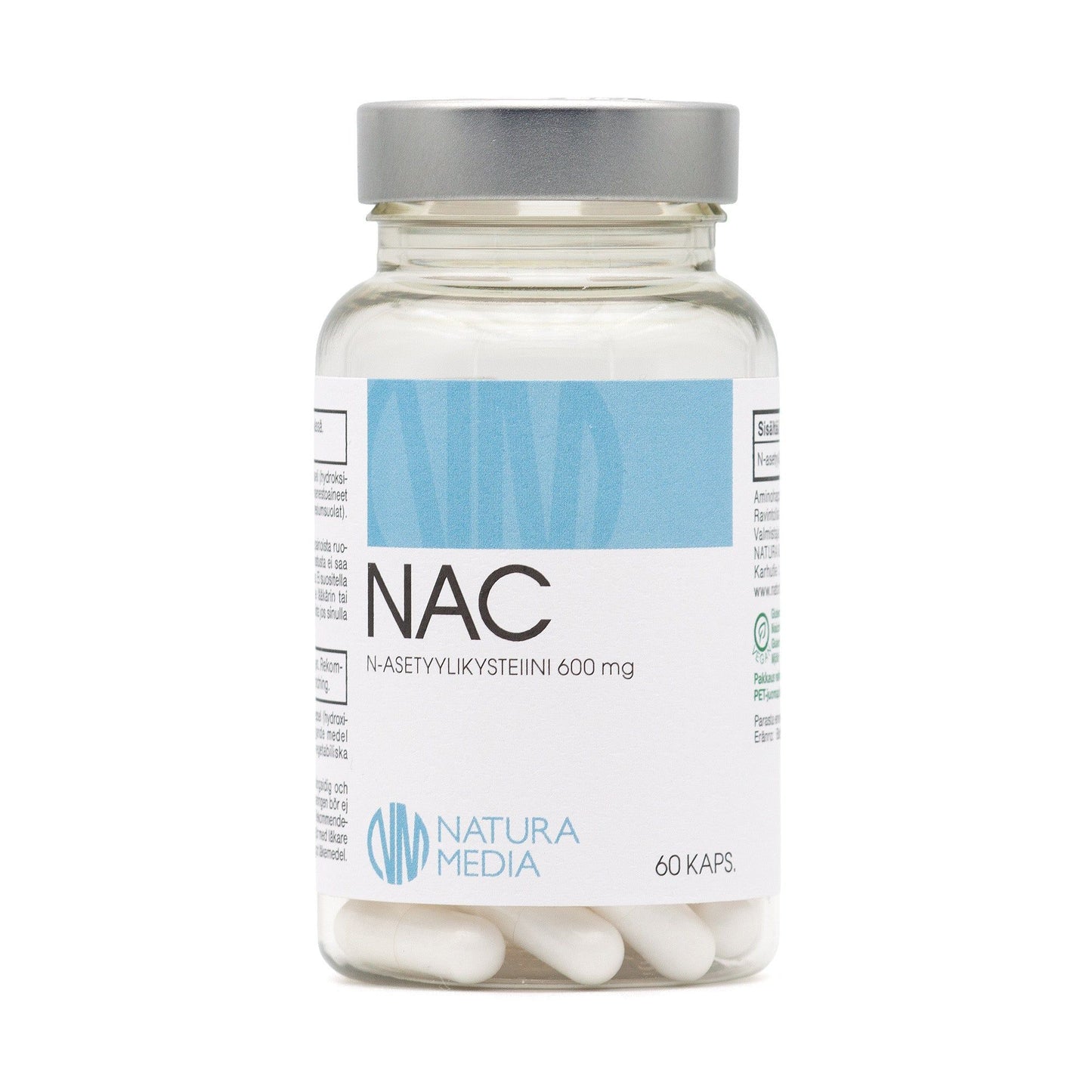 Natura Media NAC 600 mg: läpinäkyvä muovipurkki valkoisilla kapseleilla ja metallinhohtoisella hopeanvärisellä kierrekorkilla; etiketissä teksti "NAC N-asetyylikysteiini 600 mg" ja "Natura Media" pääosin sinisin korostuksin, lihavoidulla groteskikirjasimella; kuva otettu yksiväristä taustaa vasten, ei ihmisiä tai muita esineitä näkyvissä.