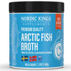Nordic Kings Arktinen Kalaliemi; purkki tekstillä "Nordic Kings Arctic Fish Broth", sininen etiketti, kalakuvitus ja teksti villistä pyydetystä turskasta sekä keto- ja paleosopivuudesta Norjasta; pakkauksessa Ruotsin ja Norjan liput, sisältö 400 g; lieriön muotoinen muovipurkki läpinäkyvänä sinisellä mattapintaisella kannella; groteskityyppografia pääetiketissä; valkoinen tausta tasaisessa valaistuksessa, ei ihmisiä tai käsiä.
