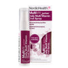 Nordic Health MultiVit Junior Daily Multi Vitamin Oral Spray -pullo ja pakkaus, valkoinen ja violetti etikettöinti tuotetietoineen sekä kätevä suihkesuutin päivittäiseen käyttöön; sekä pullo että pakkaus mattapintaisia; pullo sylinterimäinen valkoisella muovisella suihkeyläosalla; laatikko samaa väritystä; etiketeissä tekstausvapaata fonttia; neutraali tausta, studiokuva; ei ihmisiä tai käsiä näkyvissä.
