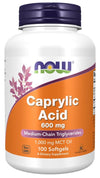 Now Foods Caprylic Acid 600 mg, valkoinen ravintolisäpullo oranssilla etiketillä, vahvuus 600 mg, 100 pehmeäkapselia, etusivulla GMO-vapaus- ja liivatesisältökuvakkeet; typografia lihavoitua groteskia, brändinimi violettina ja tuotetiedot mustana; muovipullo mattapintainen tummalla korkilla; kuvattu valkoista taustaa vasten, ei ihmisiä eikä käsiä näkyvissä, keskitetty tuotekuva pakkauksen etuosasta.