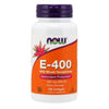 Now Foods E-400; valkoinen, lieriön muotoinen ja mattapintainen muovipurkki; etiketissä oranssi-violetti väritys, kukkakuvio ja lihavoitu groteskiteksti "NOW E-400 With Mixed Tocopherols"; pienempää valkoista ja oranssia tekstiä antioksidanttisuojasta; sisältää 100 pehmeäkapselia; neutraali tausta.