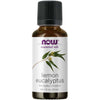 Now Foods Sitruuna Eucalyptus Eteerinen öljy; ruskea, kiiltäväpintainen sylinterinmuotoinen pullo mustalla korkilla; etiketti mattapintainen, kuvituksena eukalyptuksenlehtiä ja valkoisia kukkia; selkeällä groteskikirjasimella teksti "Eucalyptus citriodora" ja "1 fl. oz. (30 mL)"; vaalea tausta, pelkkä tuote kuvassa ilman ihmisiä tai käsiä.