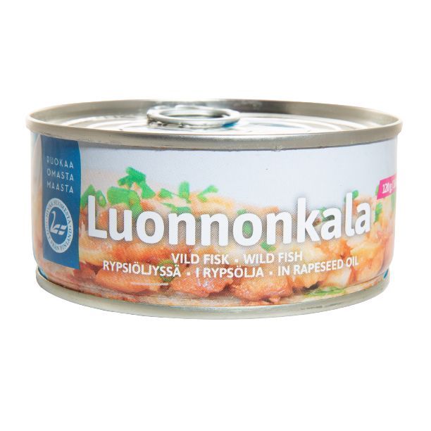 Pielisen Kala Luonnonkala; pyöreä tölkki Luonnonkala-kalaa rypsiöljyssä; astia metallia mattapinnalla, etiketti valkoisella pohjalla; etiketissä kuva kypsästä kalasta vihrein yrttein, selkeä teksti "Vild Fisk / Wild Fish / In Rapeseed Oil" sekä pieni suomalainen joutsenlogo; ei ihmisiä tai käsiä kuvassa, tuote pelkistetyllä taustalla suoraviivaisessa kuvassa.