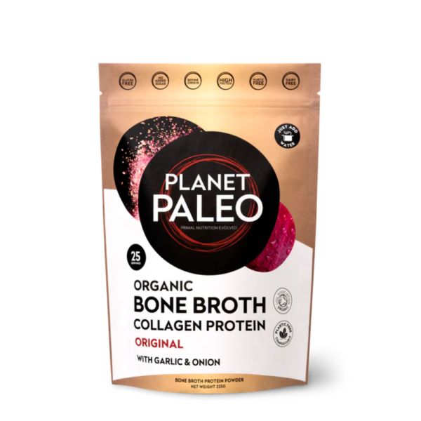 Planet Paleo Luomu Luuliemi; pystyssä oleva Planet Paleo Organic Bone Broth Collagen Protein -pussi, alkuperäinen maku valkosipulilla ja sipulilla; pussi kultainen, musta ja valkoinen punaisin korostuksin, pinta mattainen; pakkauksessa sertifiointikuvakkeita ja lyhyttä tuoteominaisuustekstiä lihavoidulla groteskifontilla; ei ihmisiä tai taustaelementtejä lähikuvassa.