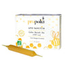 Propolia Royal Jelly Ampullit; pakkaus tekstillä "Apis Sanctum Gelée Royale Bio 1000 mg", edessä yksi keltainen ampulli; suorakulmainen mattapintainen pakkaus kuvioituna hunajakennokuvioin ja tyylitellyin mehiläiskuvin; lihavoitu groteskikirjasin näyttää tuotenimen ja annostuksen; valkoinen tausta ilman rekvisiittaa, ihmisiä tai toimintaa.