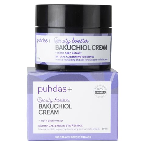 Puhdas+ Bakuchiol Beauty Booster Cream; purkki ja vastaava neliönmuotoinen rasia Puhdas+ Beauty Booster Bakuchiol Cream -tuotetta; molemmat astiat pääosin valkoisia mattavioletein korostuksin; tuotenimi ja ainesosat painettu lihavoidulla groteskityypillä; etiketissä "Bakuchiol" ja "moth bean extract" sekä 50 ml, "anti-wrinkle", "made in Finland"; neutraali tausta, ei ihmisiä näkyvissä.