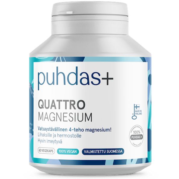 Puhdas+ Quattro Magnesium -pullo; valkoinen muovipullo sinisin korostuksin, mattapinnalla ja sylinterimäisellä muodolla; etiketissä lihavoitua tekstausvapaata typografiaa tuotenimestä, vegaanisuudesta, alkuperämaasta (Suomi) ja 60 kapselista; tausta valkoinen; ei ihmisiä tai käsiä näkyvissä; korkealaatuinen magnesiumravintolisä valmistettu Suomessa.