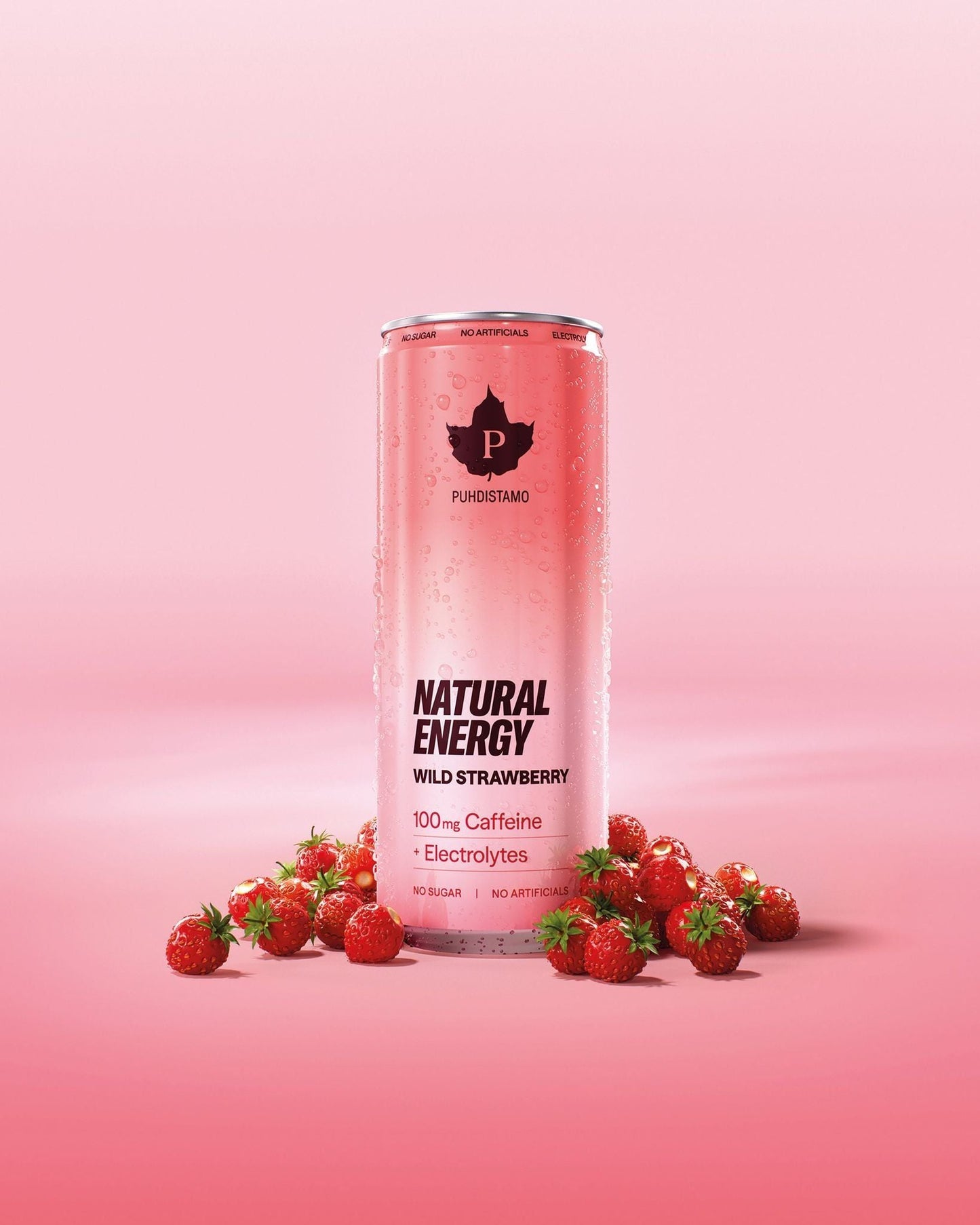 Wild Strawberry -tölkki mansikoiden keskellä vaaleanpunaisella taustalla