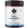 Puhdistamo Tripla Magnesium -jauhepurkki, valkoinen etiketti, musta kierrekansi ja siniset graafiset korostukset; etiketin pinta mattamainen; pakkaus sylinterimäistä muovia; typografia lihavoitua tekstausvapaata fonttia, osa tekstistä sinisenä korostuksena; lyhyesti näkyvässä tekstissä maininta magnesiumsisällöstä, annoksista ja hyödyistä lihaksille, hermostolle ja energia-aineenvaihdunnalle; tuote yksinkertaista valkoista taustaa vasten studiotyylisessä kuvassa; ei ihmisiä tai käsiä näkyvissä.