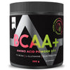Puls BCAA+ Mansikka-Kiivi; musta purkki BCAA-aminohappojauhetta vihrein ja pinkein tekstein, sisältäen 7 g BCAA:ta, L-glutamiinia ja elektrolyyttejä; purkki sylinterinmuotoista muovia mattapintaisena; kiiltäväpintainen etiketti lihavoiduin groteskikirjasimin tuotenimelle ja annosmäärälle; etupuolella mansikkakuvitus makua ilmaisemassa; valkoinen tausta, ei ihmisiä kuvassa.