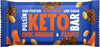 Pulsin KETO Proteiinipatukka Appelsiinisuklaa & Maapähkinä; sininen Pulsin Keto Bar -kääre tekstillä "High Protein", "Plant Based" ja "Low Sugar", maku Choc Orange & Peanut; pakkaus mattapintainen pyöristetyin päin, kuvia suklaapaloista, appelsiinin kuorista ja maapähkinöistä; teksti lihavoitu ja suuraakkosin valkoisena tai tummanruskeana; tuote vaaleaa taustaa vasten, ei ihmisiä tai muita esineitä kuvassa.