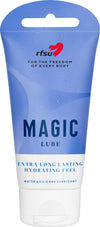 RFSU Magic Lube Liukuvoide: tuubi tekstillä "RFSU Magic Lube" sinisellä designilla, merkitty "Extra Long Lasting Hydrating Feel" ja ainutlaatuinen vesi- ja silikonipohjainen liukuvoidekaava; tuubi seisoo pystyssä puolikiiltävää muovia valkoisella läppäkorkilla; kirjasin on lihavoitua groteskia valkoisella ja sinisellä; ei ihmisiä tai käsiä näkyvissä, tuote keskitetty yksinkertaista taustaa vasten.