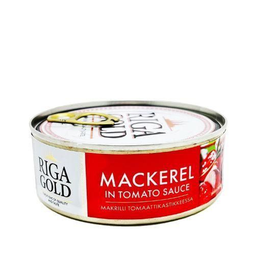 Riga Gold Makrilli Tomaattikastikkeessa, tölkki vetorengaskannella tomaattikastikkeessa säilötylle makrillille; sylinterimäisen tölkin ympäri kiiltävä punainen ja valkoinen etiketti; teksti selkeä ja lihavoitu, näyttää tuotenimen englanniksi ja suomeksi väripainettujen tomaattikuvien kera; ei ihmisiä eikä käsiä näkyvissä, kuva otettu yksinkertaista taustaa vasten.