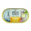 Riga Gold Makrillifilee Öljyssä, tölkki riikankielisiä (Riga) maamerkkejä esittävällä etiketillä öljyssä säilötyille makrillifileille; soikea metallitölkki mattapintainen keltaisin ja kultaisin korostuksin, helposti avattava vetorengas; etiketissä sekä antiikva- että groteskifontein tuotenimi ja kuvaus; kuvattu valkoista taustaa vasten, ei ihmisiä eikä käsiä näkyvissä.